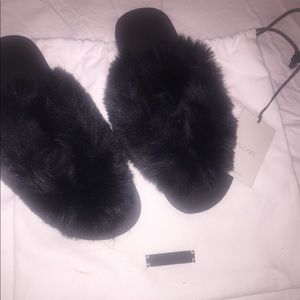 New ALEXIS Black faux fur thong slippers